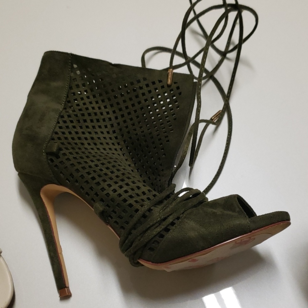 Like new olive green lace up hewls